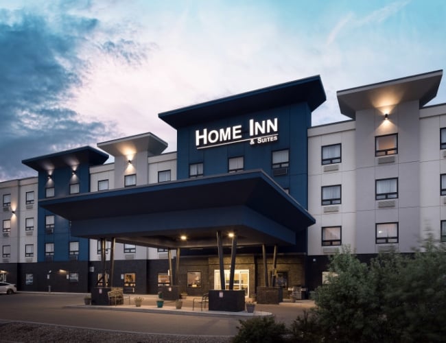 Home Inn & Suites Saskatoon South- Nutrien Wonderhub Package - Exterior Of Hotel At The Golden Hour