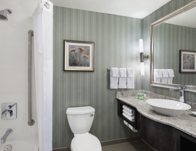 Holiday Inn Saskatoon Downtown – Standard Guestroom Bathroom